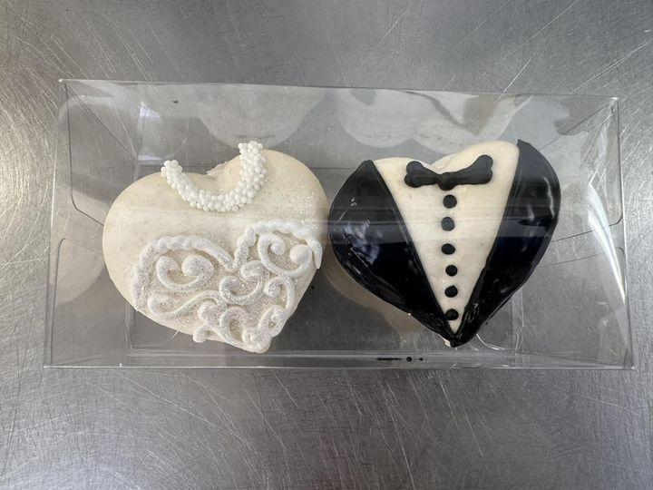 ride and groom macarons