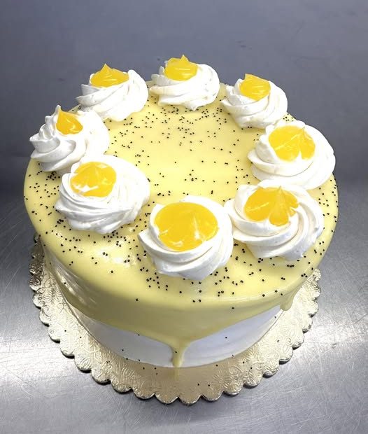Poppyseed cake filled with lemon
